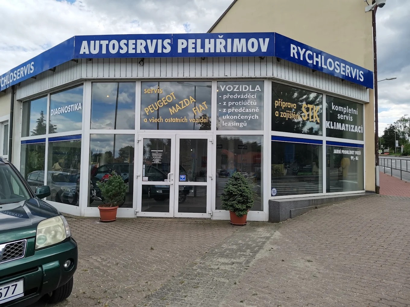 Autoservis Pelhřimov — budova rychloservisu a pneuservisu na Nádražní ulici