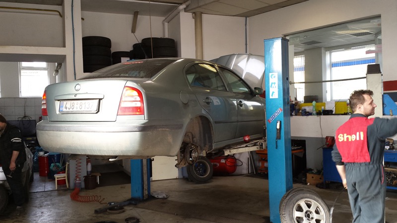 Oprava auta na zvedáku — servisní dílna autoservisu Pelhřimov