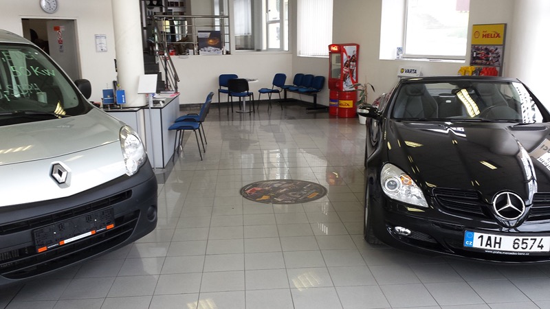 Čekárna autoservisu Pelhřimov s vozidly Renault a Mercedes