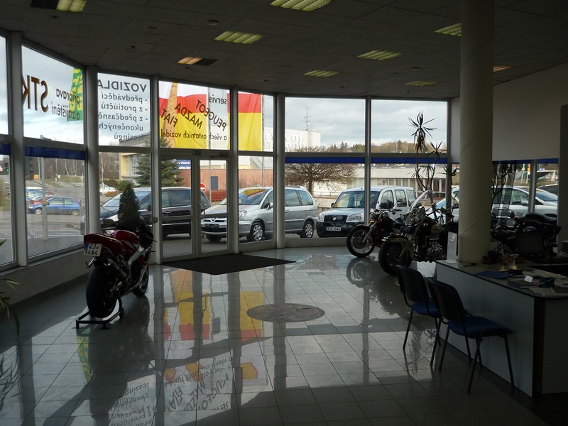 Prostorný showroom autoservisu Pelhřimov s motorkami a vozidly